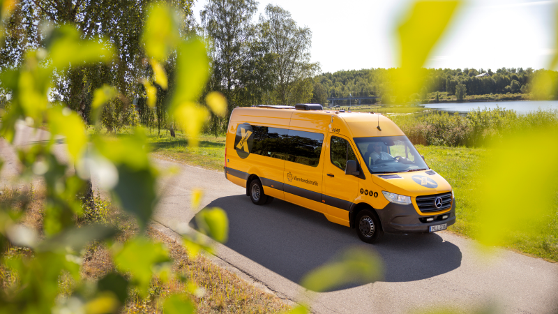 Ett X-linje fordon som åker på vägen.