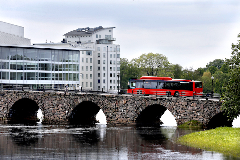 Buss åker över bro