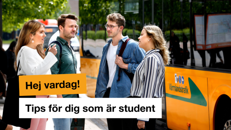 Fyra personer väntar på buss. I bakgrunden syns en regionbuss och en stadsbuss. Informationsplattor i gult och vitt där det står Hej vardag! Tips för dig som är student