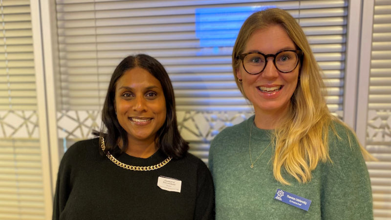 Charlotte och Therese står bredvid varandra och ler in i kameran