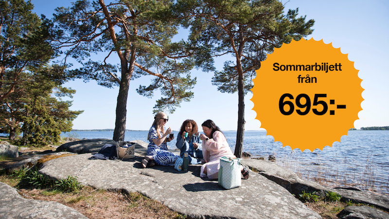 Tre tjejer sitter på en klippa och fikar. Finns en orangea boll med texten "Sommarbiljetten från 695"
