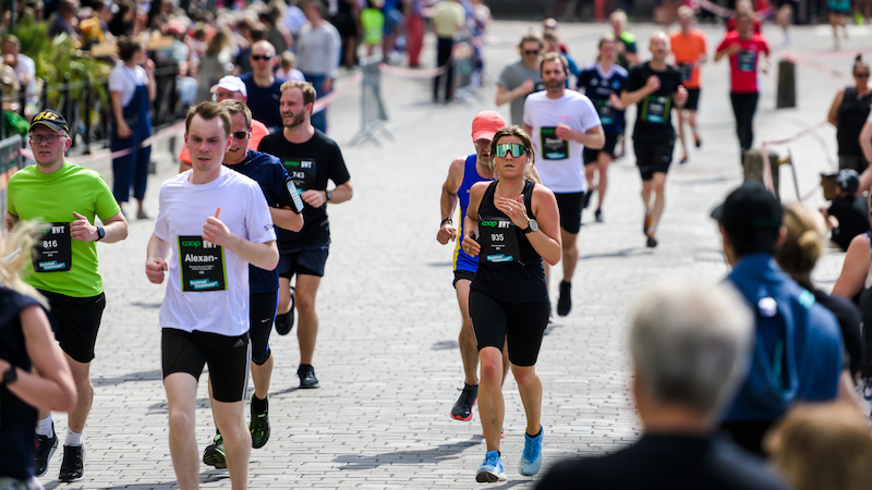 Bild från Stadsloppet i centrala Karlstad, flera löpare kämpar på. 
