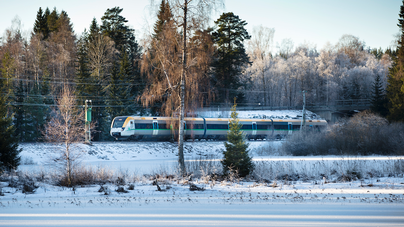 Tåg som åker i ett vinterlandskap