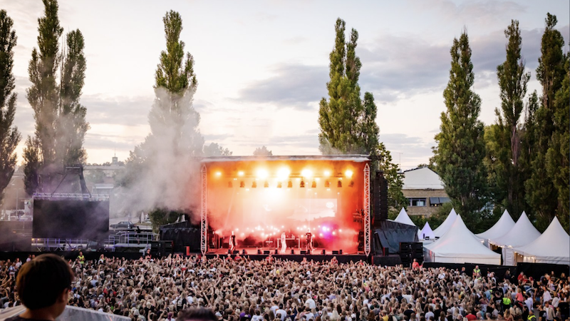 Bild från tidigare års Arvika hamnfest. En stor scen med en stor publik framför. 