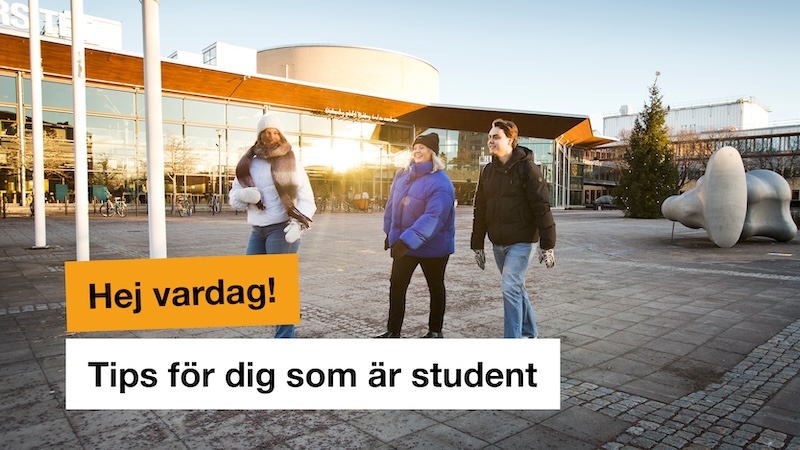 Tre studenter som går framför Karlstads universitet. Det är vinter. Det finns text på bilden som säger "Hej vardag! Tips för dig som är student".