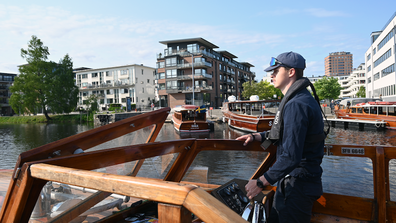 Båtbuss åker förbi Inre hamn