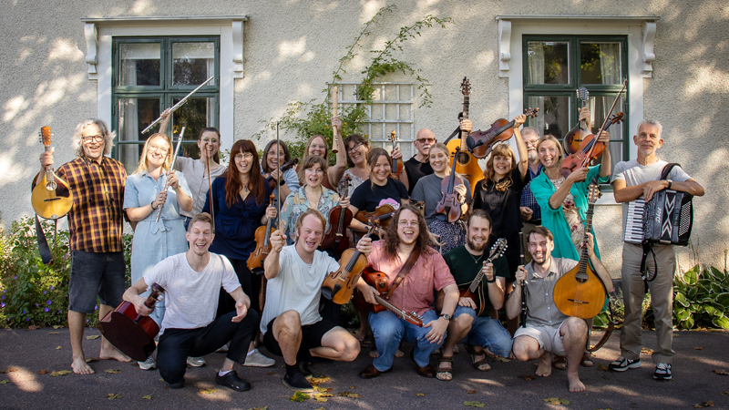 Gruppbild på musiker på Ingesunds folkhögskola.,