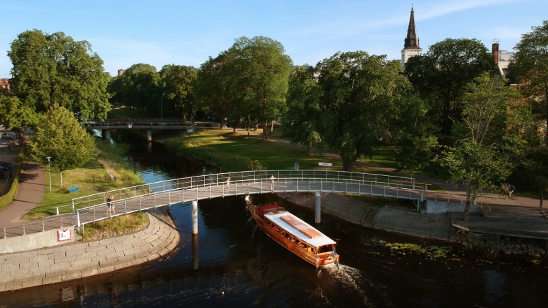 Båtbuss glider fram genom Karlstad