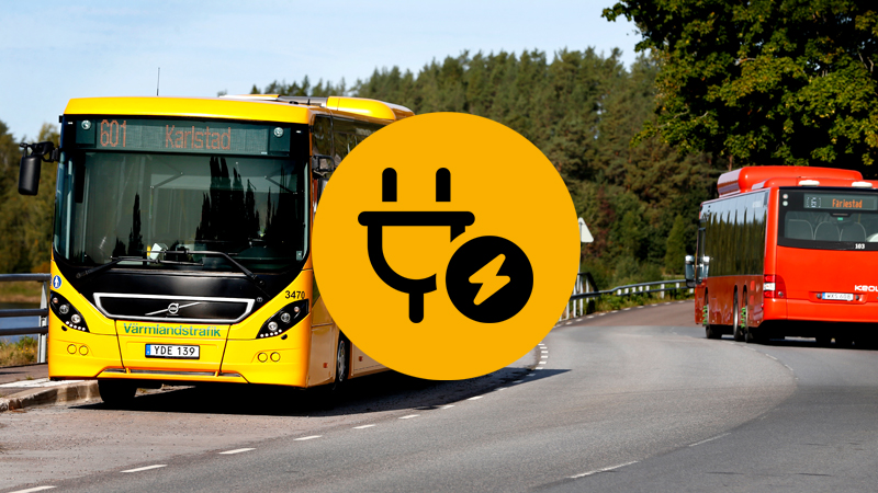 En regionbuss möter en stadsbuss på en gata. Framför fotot finns en elikon.