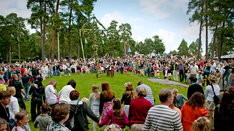 Ta bussen till midsommarfirandet!