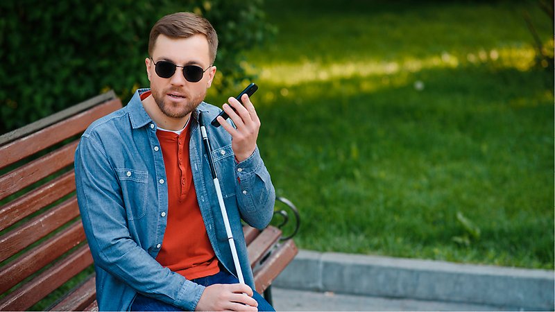 Blind man lyssnar på skärmuppläsare.